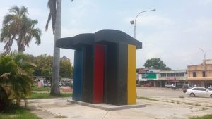 Obra tres figuras de Marisol Escobar en Maracay